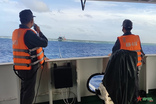 Chi đội Kiểm ngư số 4 cứu hộ tàu cá Quảng Ngãi bị mắc cạn